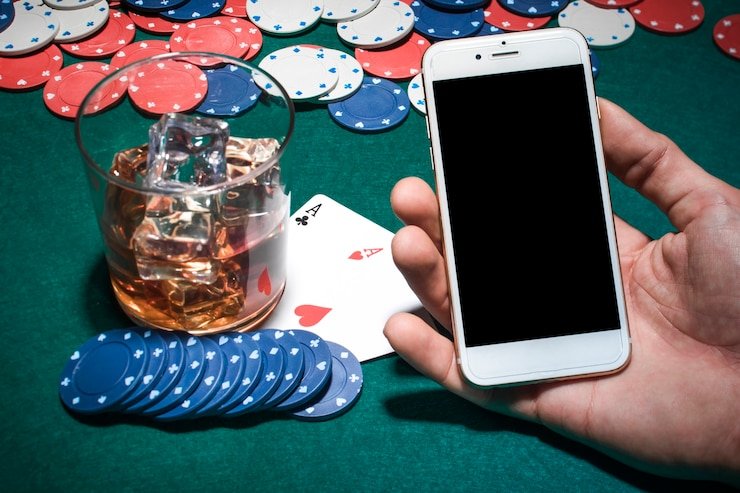 Pengguna melakukan pemindaian kode QRIS dengan smartphone di s4donline